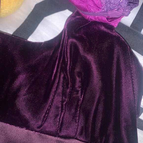 Long floor length formal gown. - Picture 6 of 6